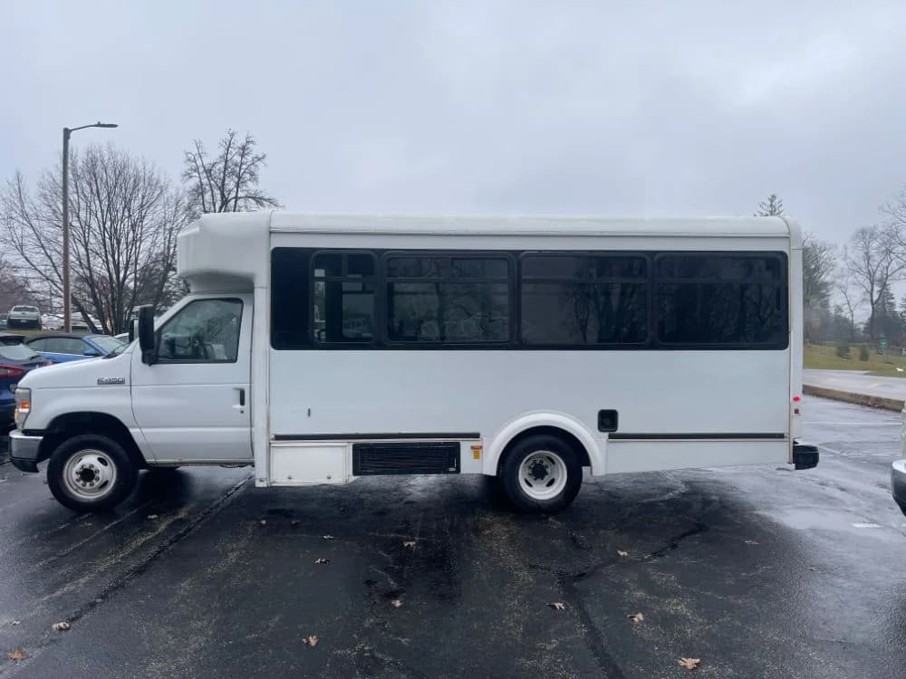 2013 Ford E450 - Image 2