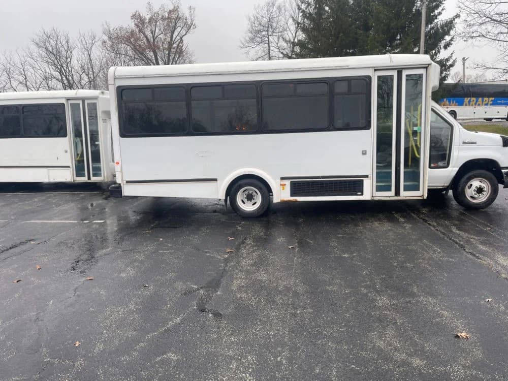 2013 Ford E450 - Image 4