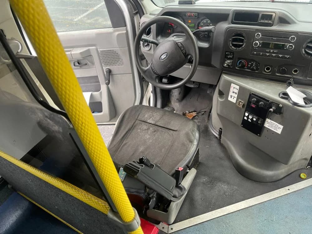 2013 Ford E450 - Image 7