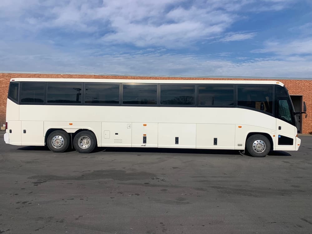 1999 MCI 102-EL3 Coach Bus - Image 2