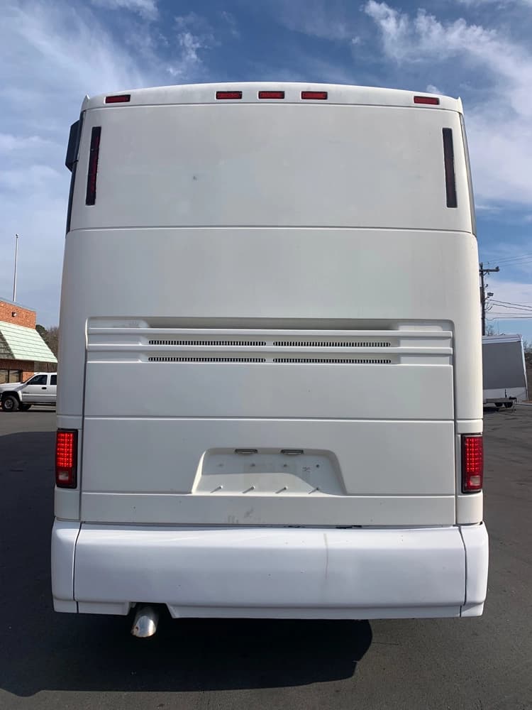 1999 MCI 102-EL3 Coach Bus - Image 4