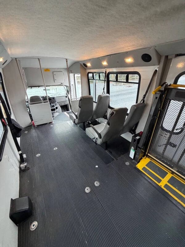 2012 Ford E350 ADA Shuttle Bus - Image 19