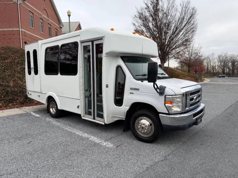 2012 Ford E350 ADA Shuttle Bus - Image 3