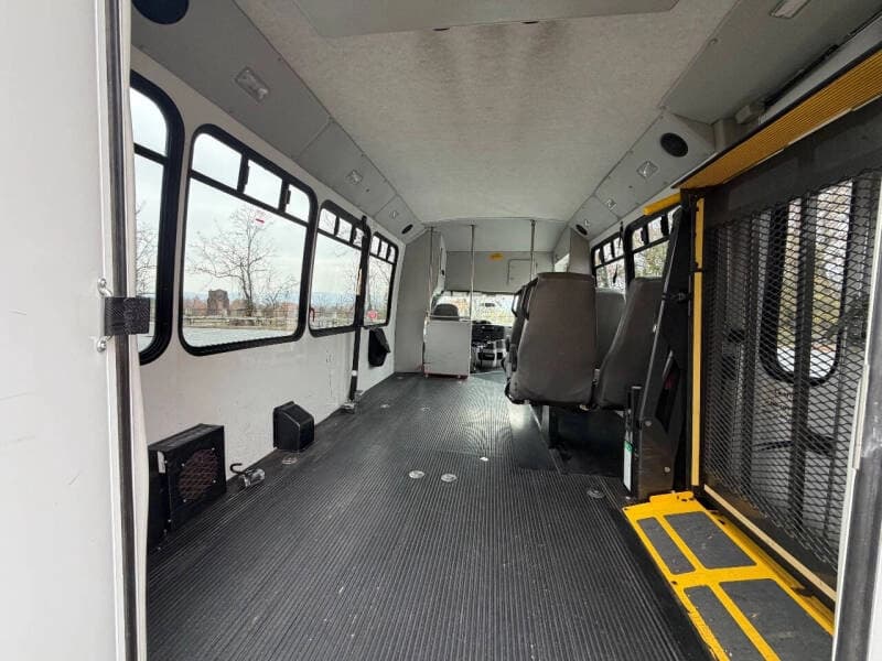 2012 Ford E350 ADA Shuttle Bus - Image 21