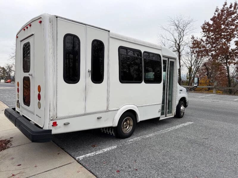 2012 Ford E350 ADA Shuttle Bus - Image 4
