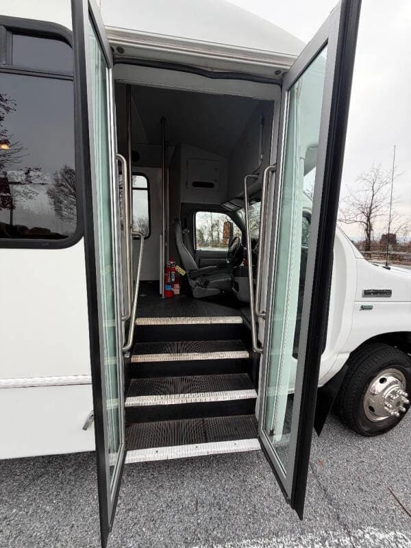 2012 Ford E350 ADA Shuttle Bus - Image 10