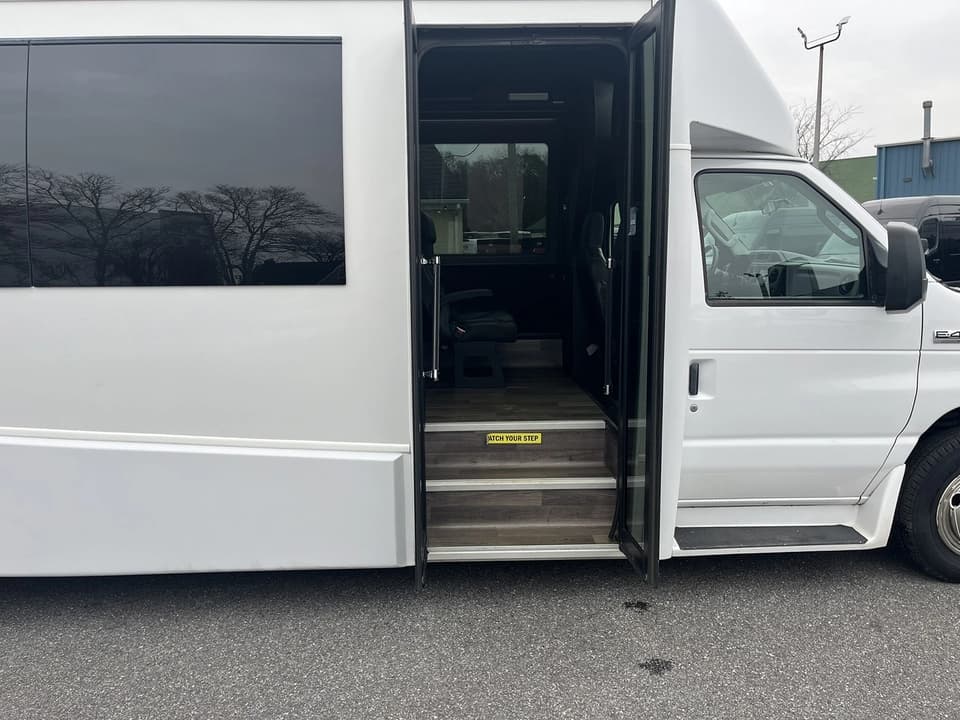 2019 Ford E450 Berkshire Shuttle Bus - Image 11