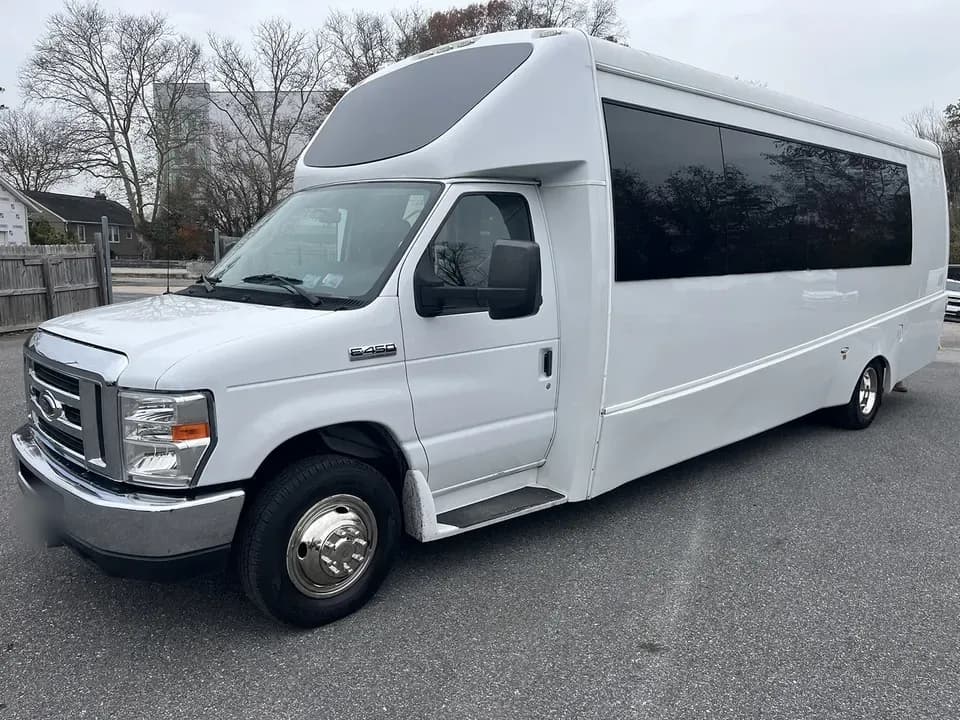2019 Ford E450 Berkshire Shuttle Bus - Image 3