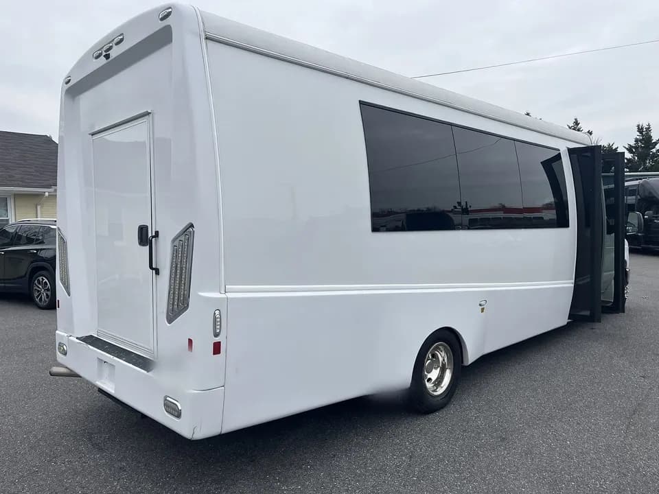 2019 Ford E450 Berkshire Shuttle Bus - Image 4