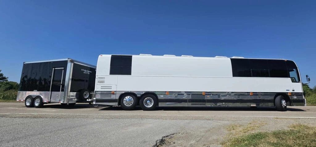 2003 Prevost XLII Motorhome - Image 2