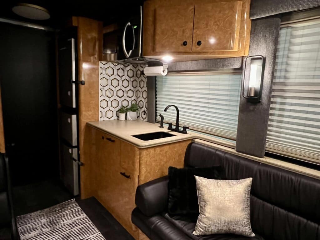 2003 Prevost XLII Motorhome - Image 4