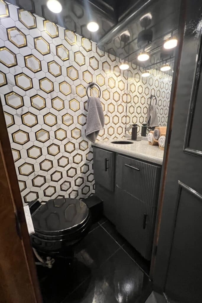 2003 Prevost XLII Motorhome - Image 5