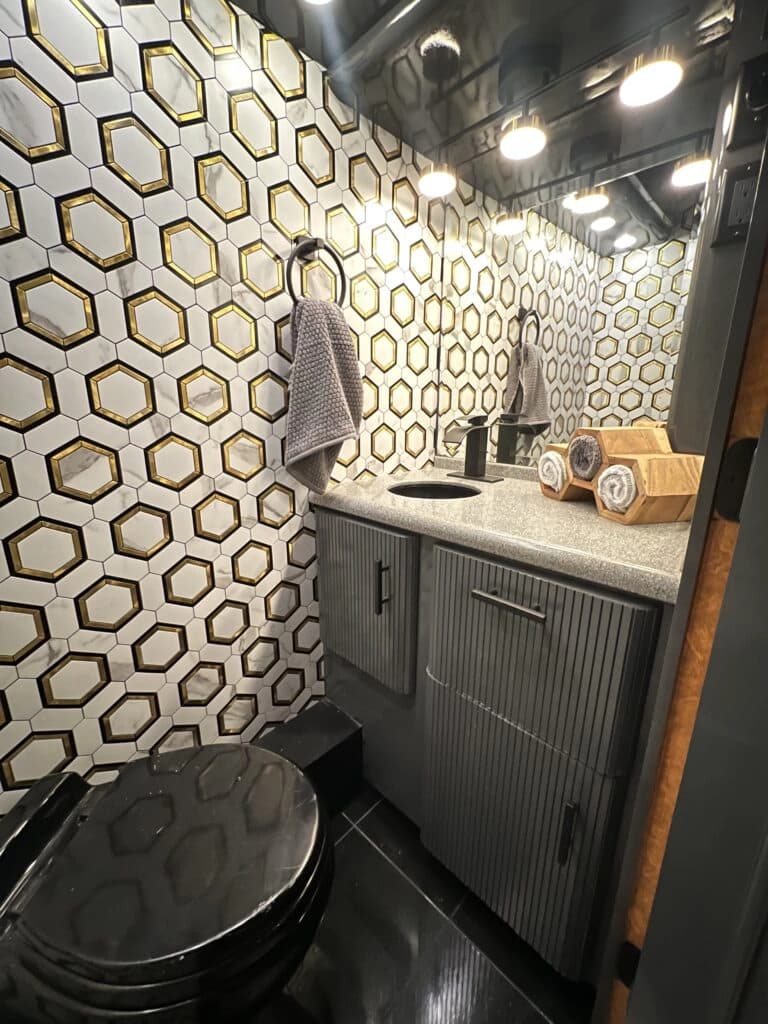 2003 Prevost XLII Motorhome - Image 6