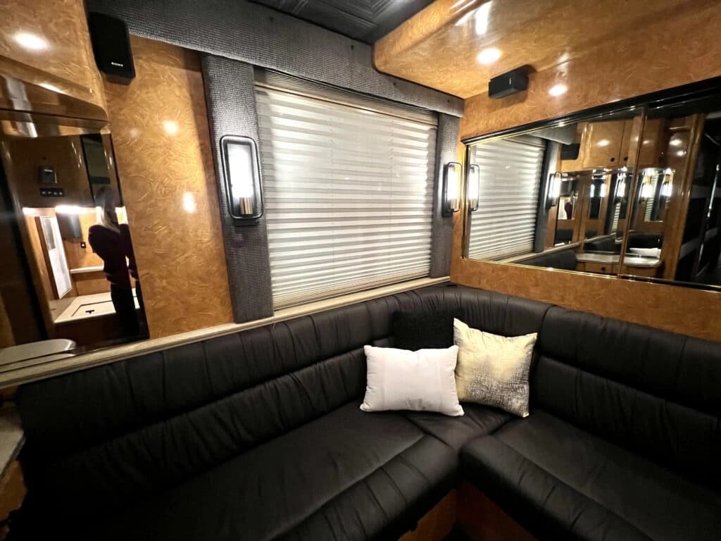 2003 Prevost XLII Motorhome - Image 9