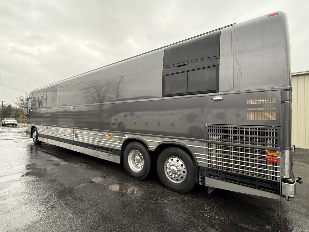 2004 Prevost XLII Motorhome - Image 3
