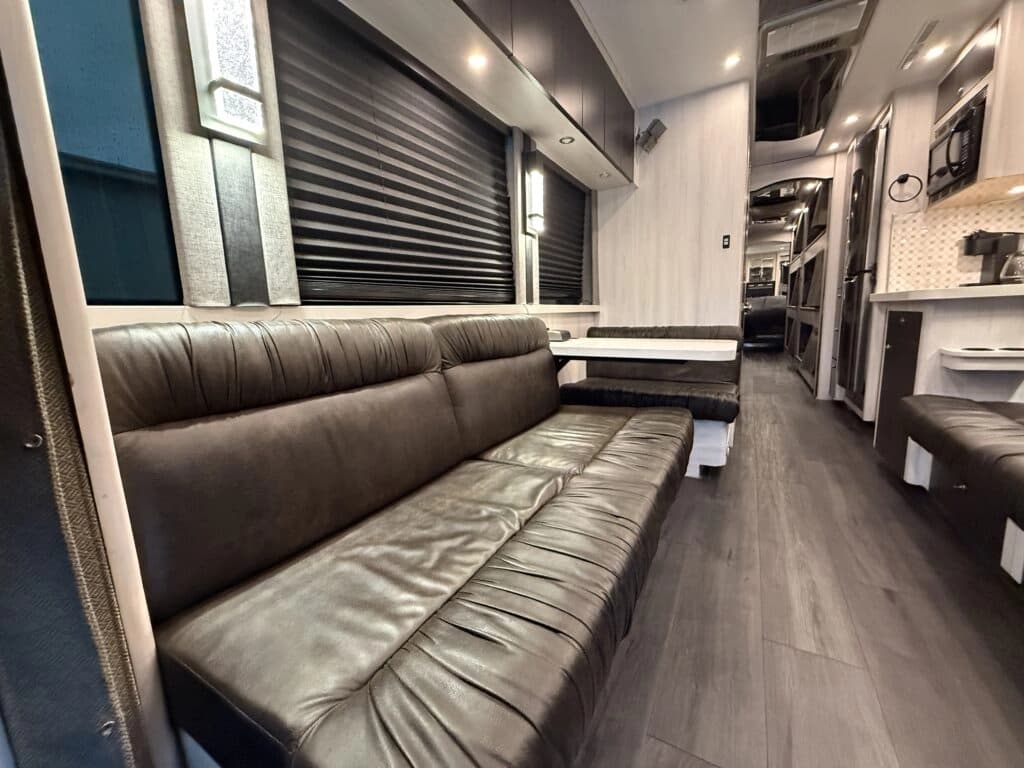 2004 Prevost XLII Motorhome - Image 11