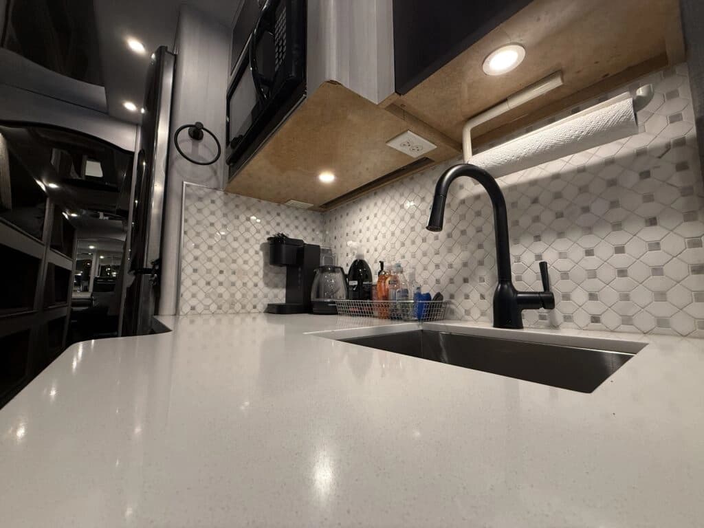 2004 Prevost XLII Motorhome - Image 12