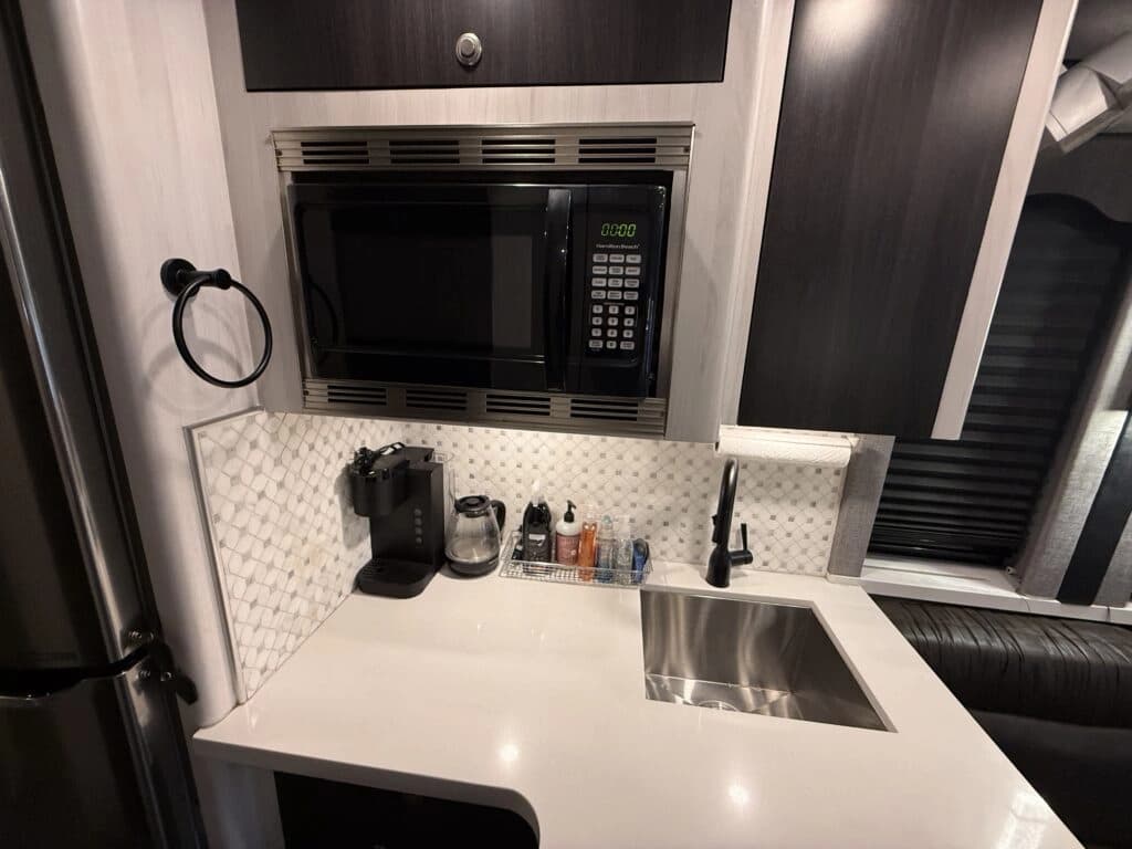 2004 Prevost XLII Motorhome - Image 13