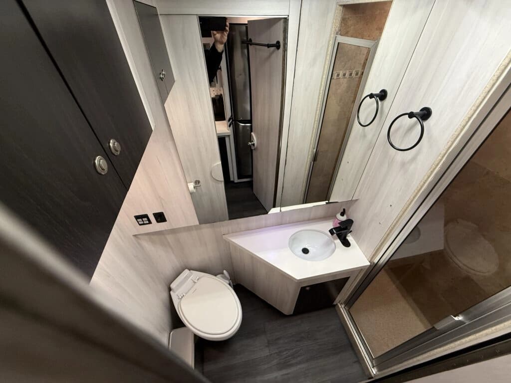 2004 Prevost XLII Motorhome - Image 15