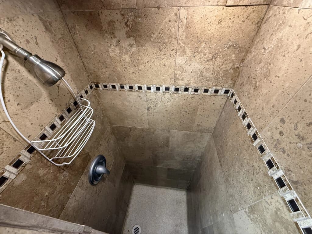 2004 Prevost XLII Motorhome - Image 16