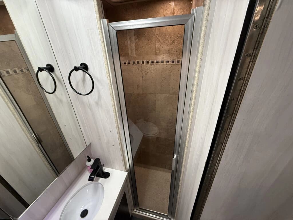 2004 Prevost XLII Motorhome - Image 17