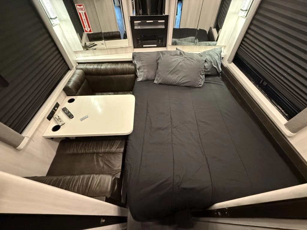 2004 Prevost XLII Motorhome - Image 19