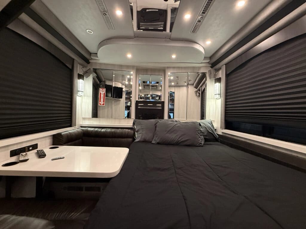 2004 Prevost XLII Motorhome - Image 20