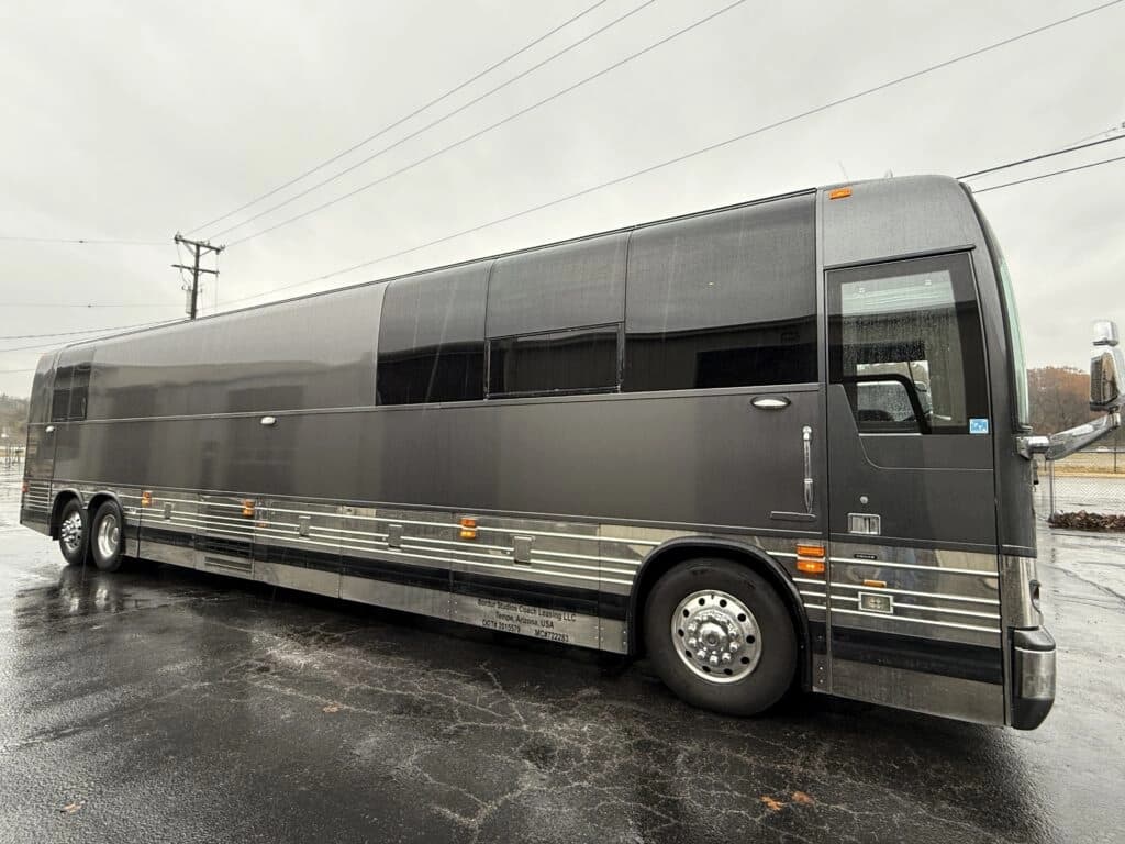 2004 Prevost XLII Motorhome - Image 2