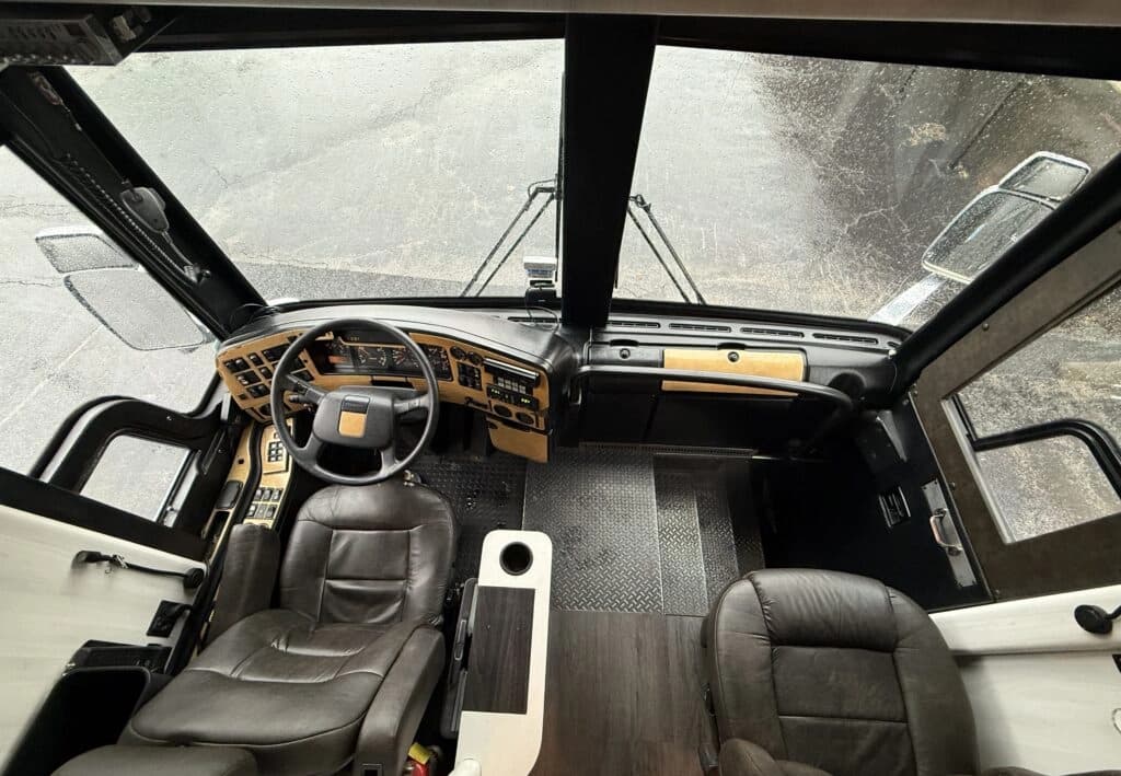 2004 Prevost XLII Motorhome - Image 7