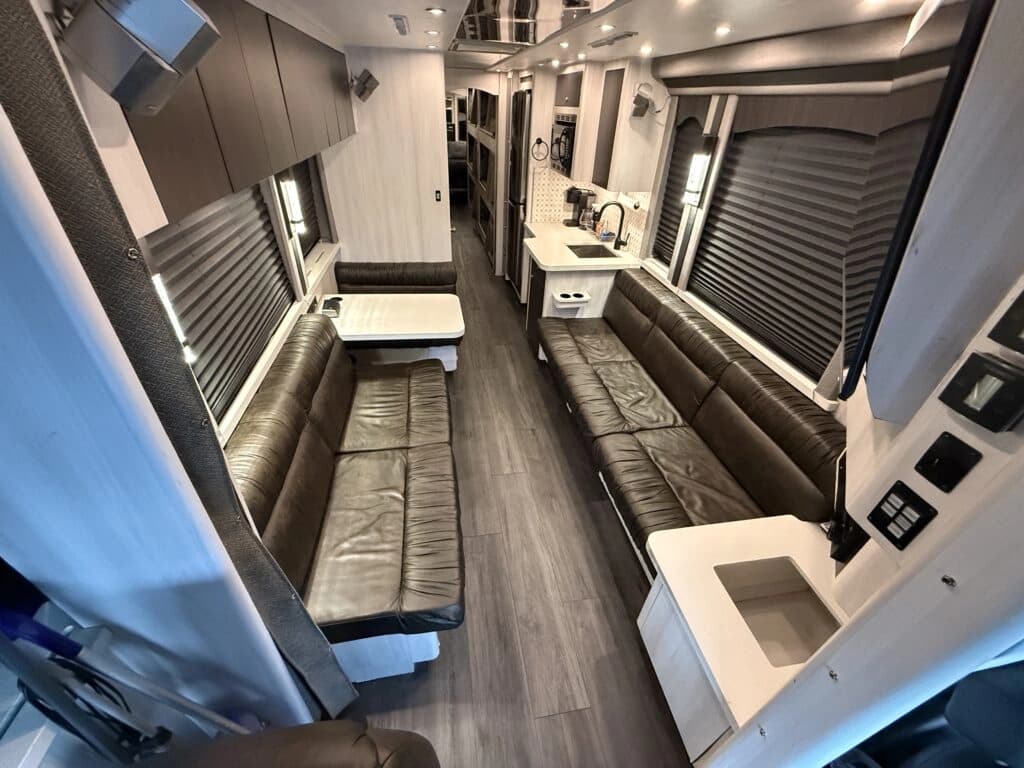 2004 Prevost XLII Motorhome - Image 8