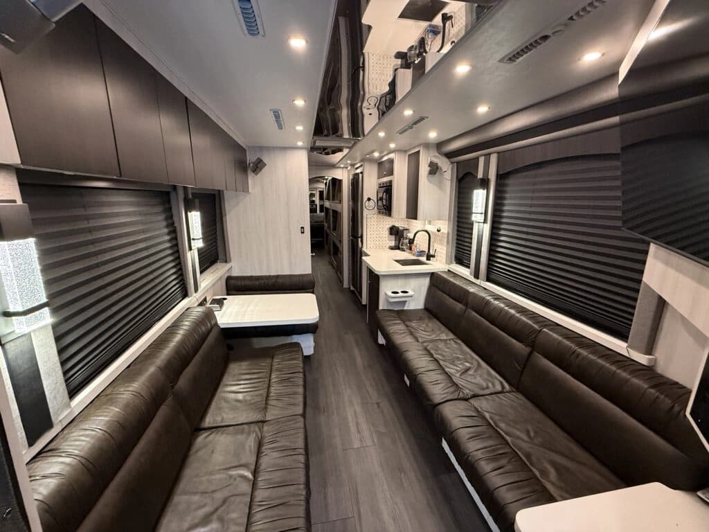 2004 Prevost XLII Motorhome - Image 9