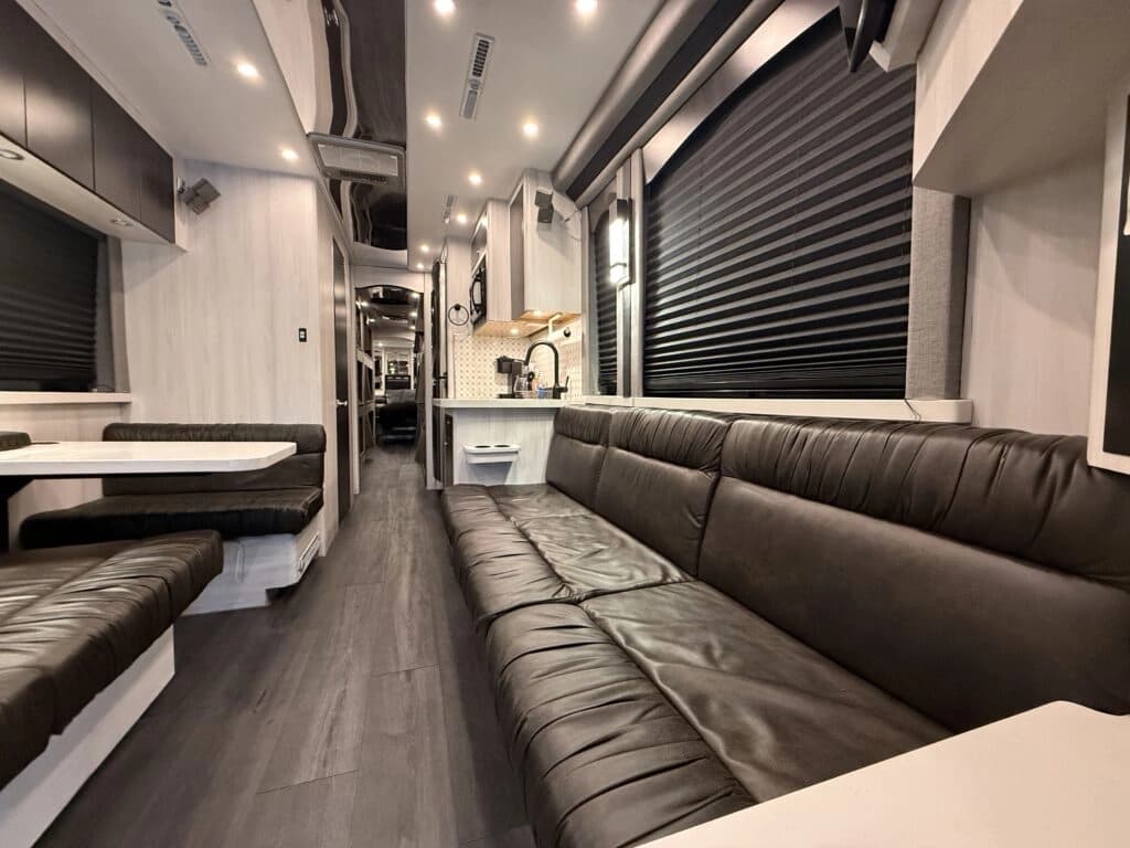 2004 Prevost XLII Motorhome - Image 10