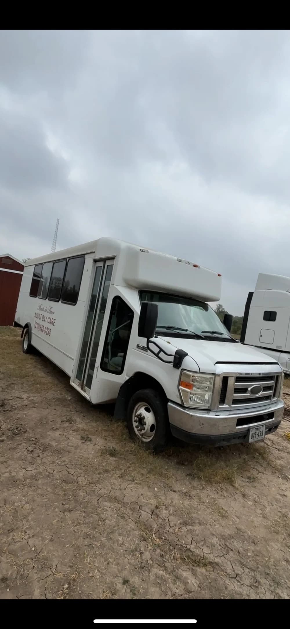 2015 Ford E450 - Image 10