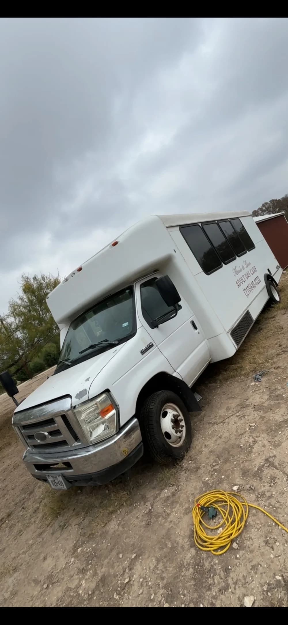 2015 Ford E450 - Image 11