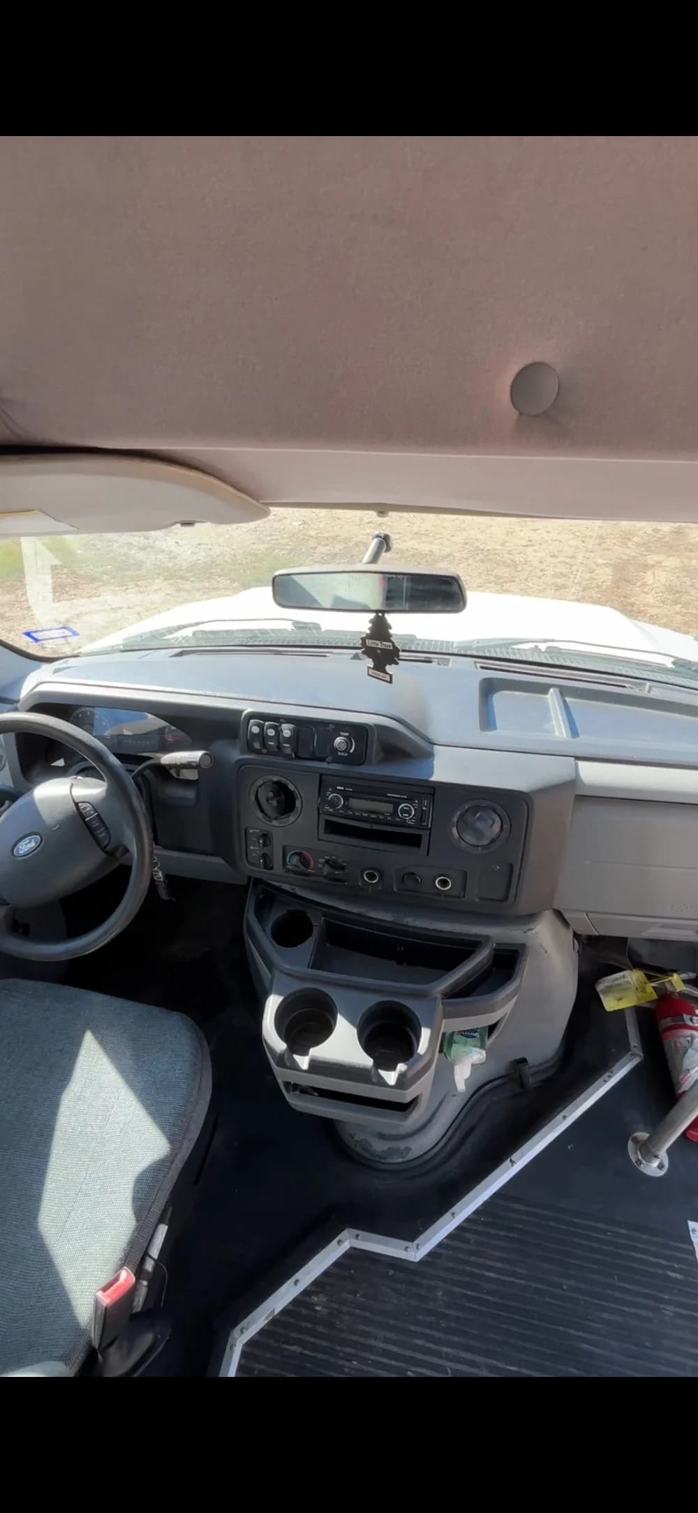 2015 Ford E450 - Image 3