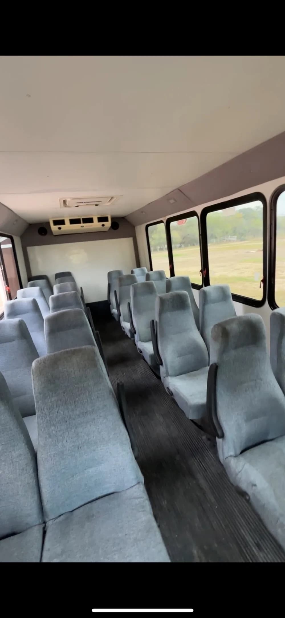 2015 Ford E450 - Image 8