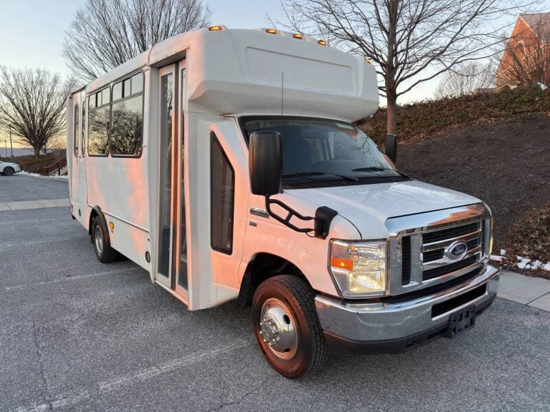 2015 Ford E-350 - Image 2