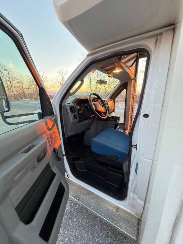 2015 Ford E-350 - Image 12