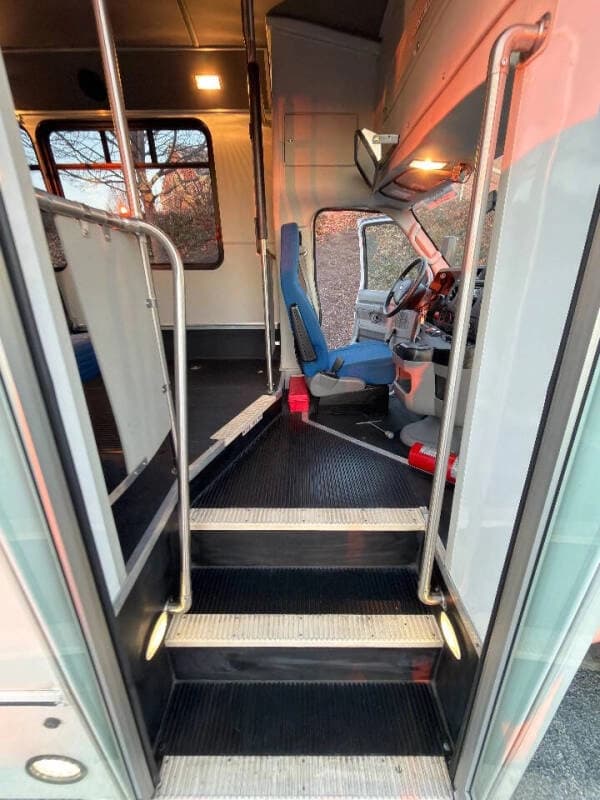 2015 Ford E-350 - Image 13