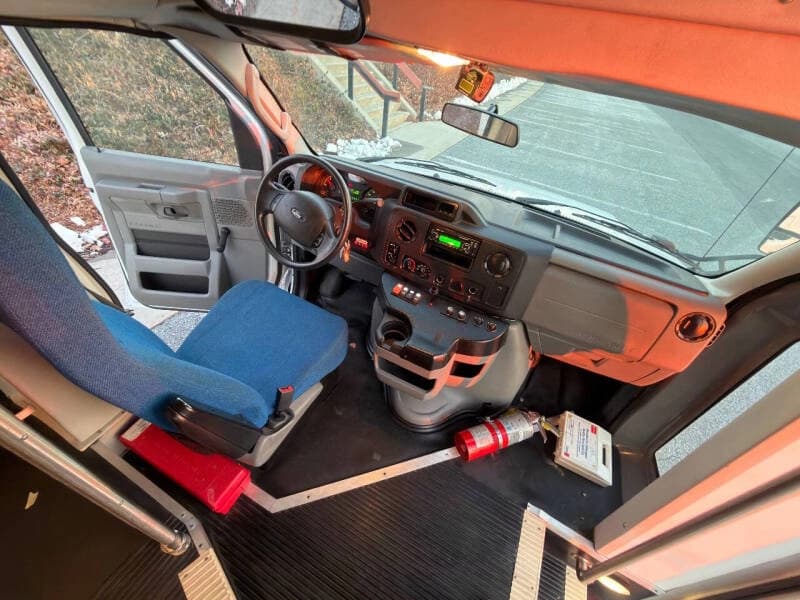 2015 Ford E-350 - Image 14