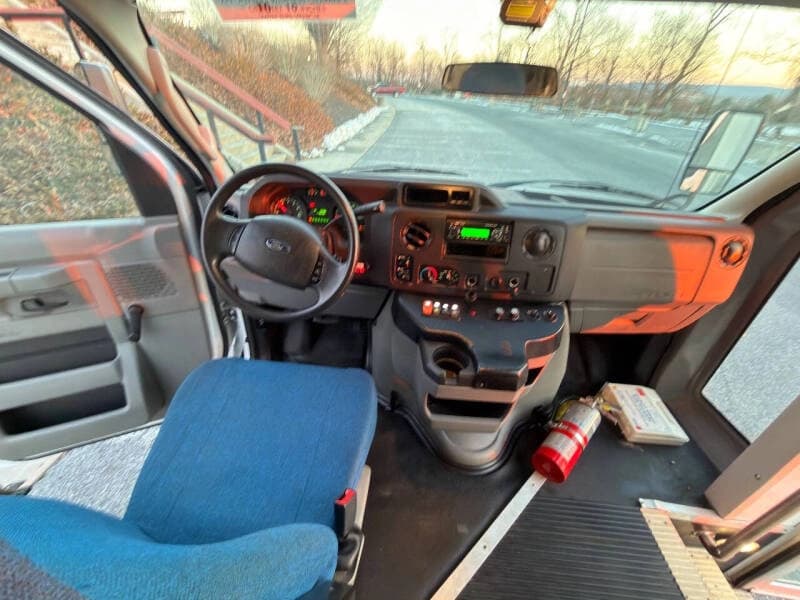 2015 Ford E-350 - Image 15