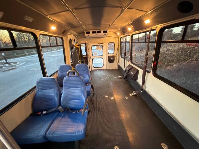 2015 Ford E-350 - Image 16