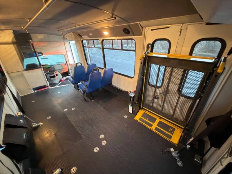 2015 Ford E-350 - Image 17