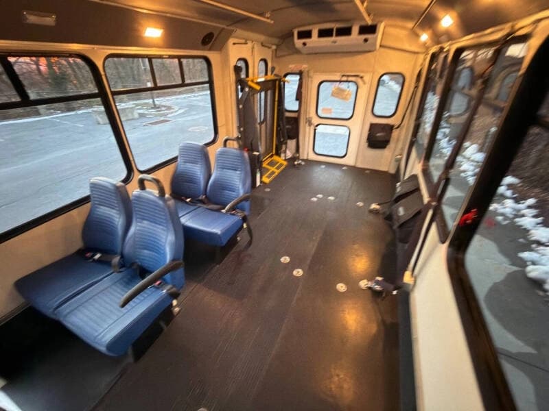 2015 Ford E-350 - Image 18