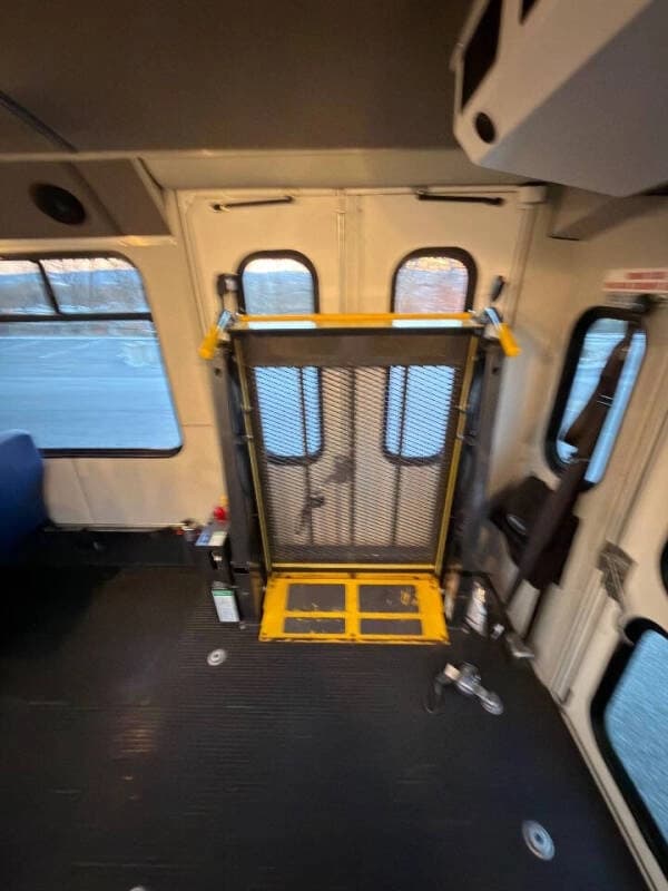 2015 Ford E-350 - Image 19