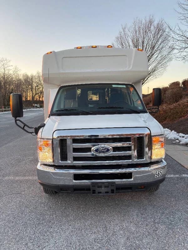 2015 Ford E-350 - Image 3