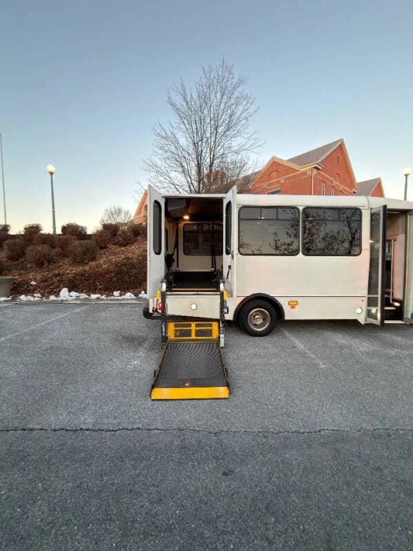 2015 Ford E-350 - Image 22