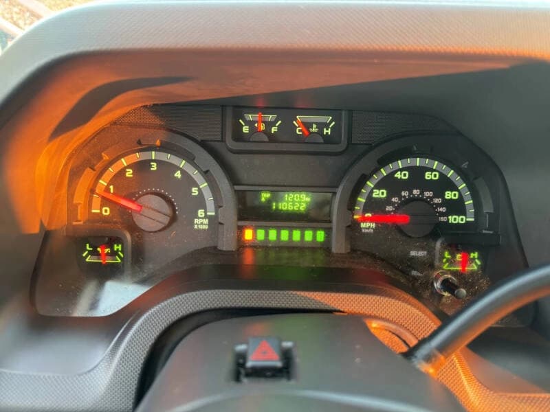 2015 Ford E-350 - Image 24