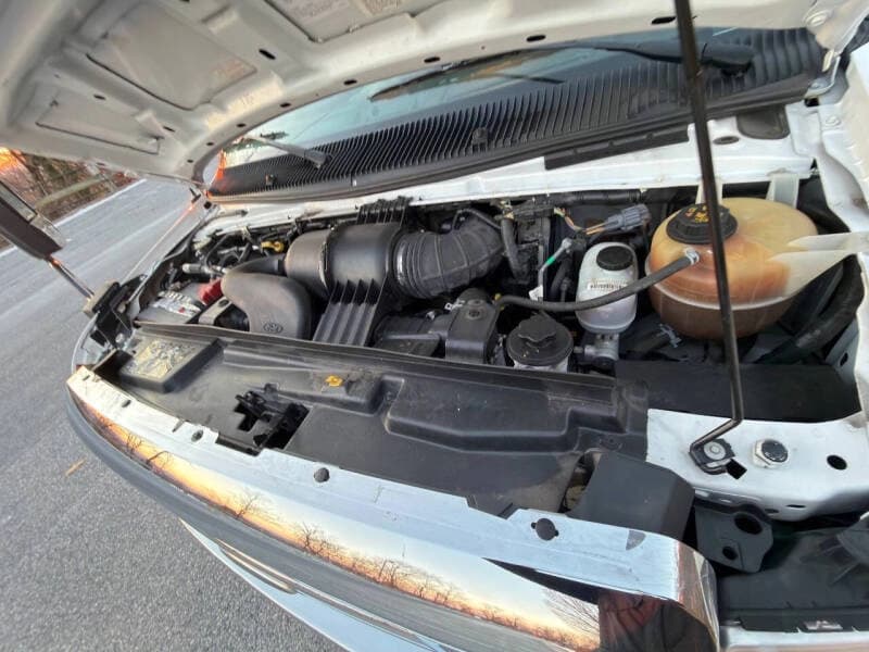 2015 Ford E-350 - Image 25