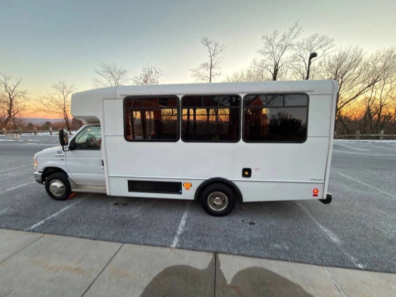 2015 Ford E-350 - Image 4